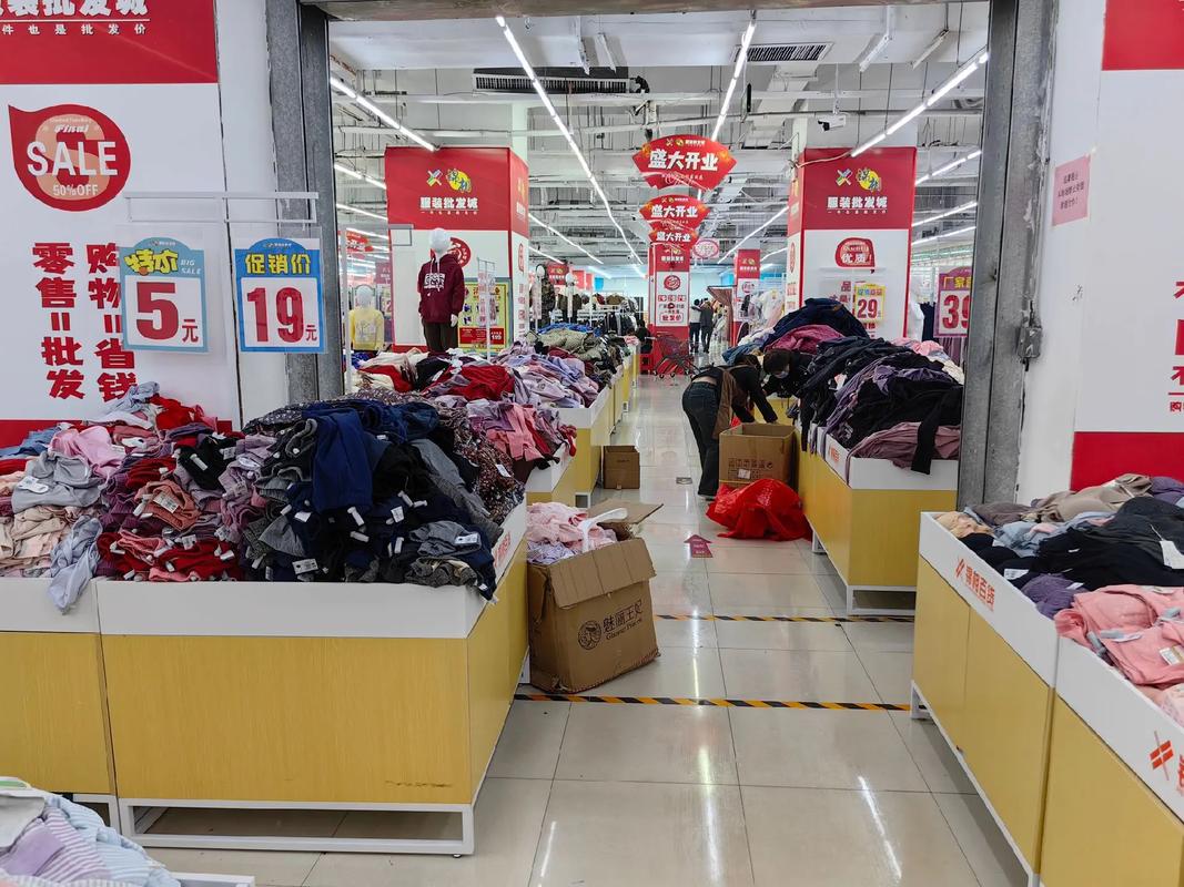 锦相百货服装批发城桂阳店明日华丽绽放——日用百货一站式购齐新地标揭幕